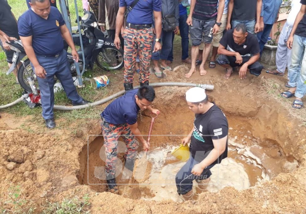  Pasukan bomba dan Penyelamat Kota Bharu membantu mengeringkan mata air di Tanah Perkuburan Islam Kampung Che Latif, Kota Bharu.