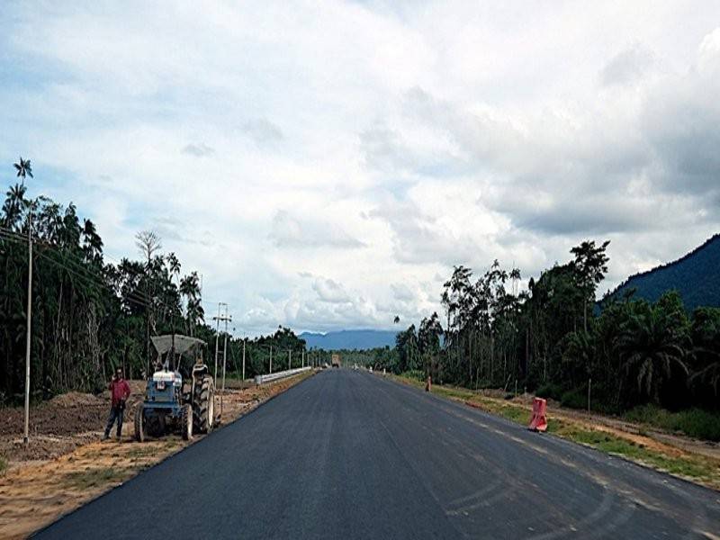 Lebuh Raya Pan Borneo bagi laluan Telok Melano-Sematan yang kelihatan hampir siap. - Foto Kosmo