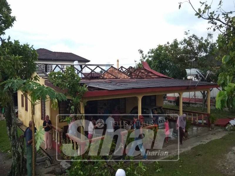 Keadaan rumah Rokiah yang rosak teruk akibat ribut di Kampung Tengku Husin, Manjoi, di sini.