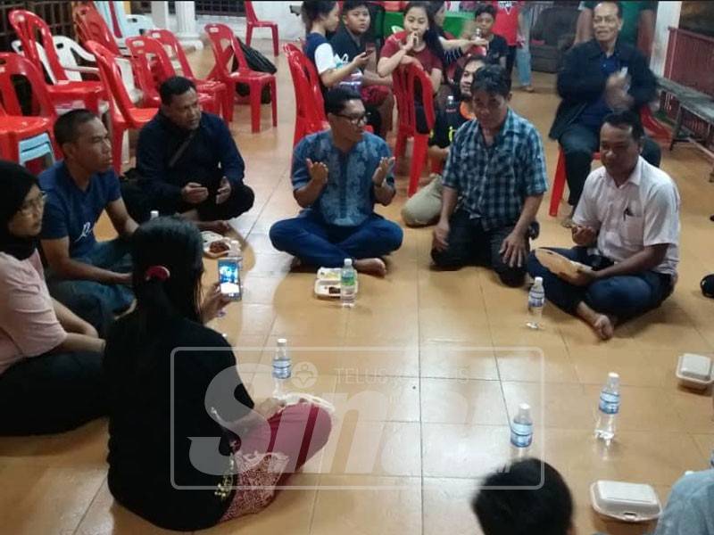 Ahmad Faizal turut meluangkan masa melawat mangsa ribut di Surau Kampung Kolam, Manjoi.