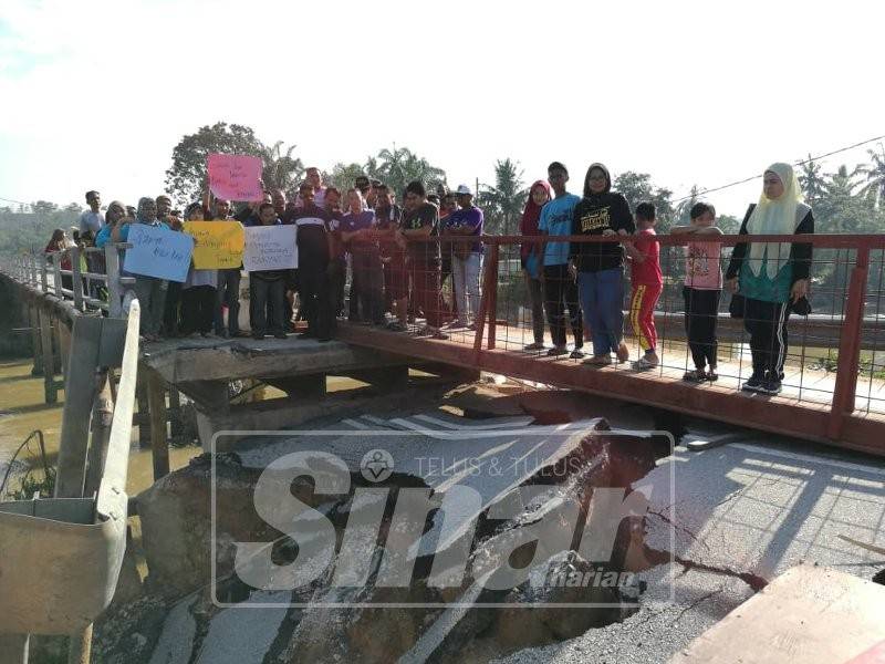 Sebahagian penduduk kampung memohon kerja baik pulih jambatan di Kampung Rantau Panjang dapat disegerakan. 