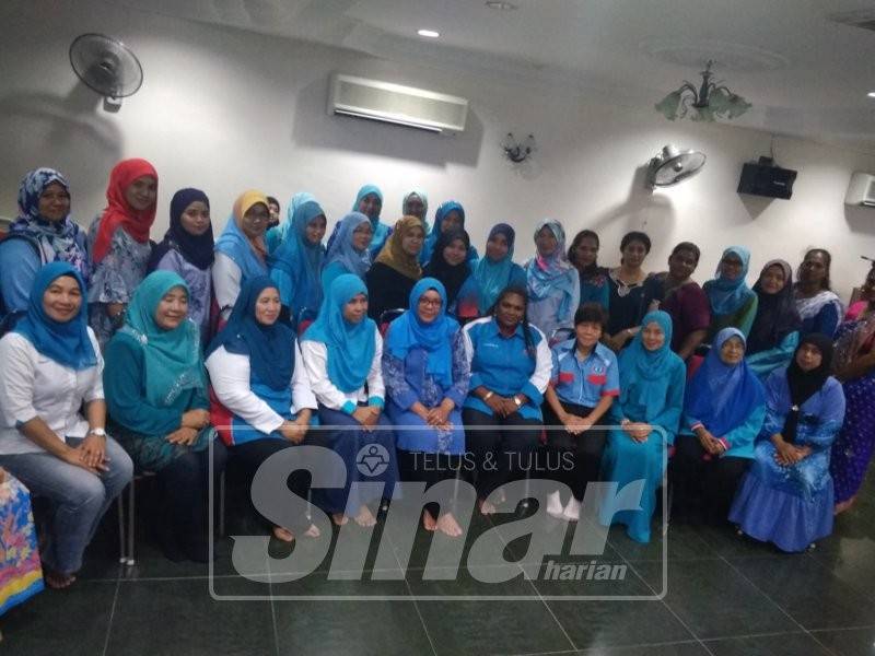 Sitarunisah (duduk, lima kiri) bersama kepimpinan wanita PKR Pahang.