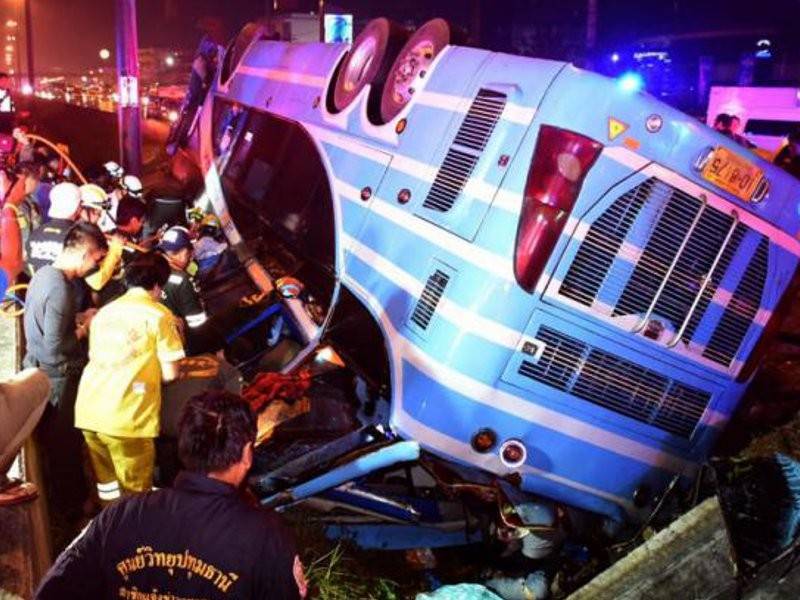 Penyelamat berusaha mengeluarkan mangsa yang terperangkap.