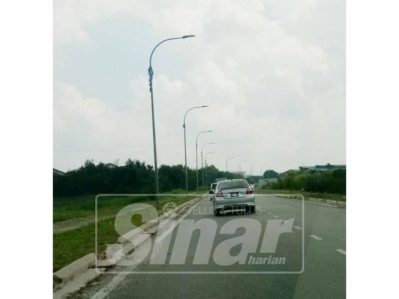 Lampu di Jalan Pandamaran Jaya 102/KS 05, berhampiran Taman Ehsan Jaya tidak berfungsi sejak dua bulan lalu.