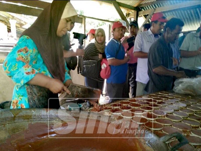 Norayati masih mengekalkan pembuatan nisan kerek secara tradisional sehingga kini.