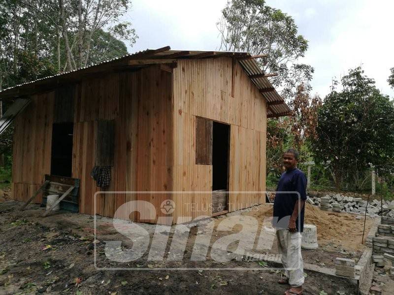 Zakaria ceria melihat rumah baharu yang dibina penduduk secara bergotong royong.