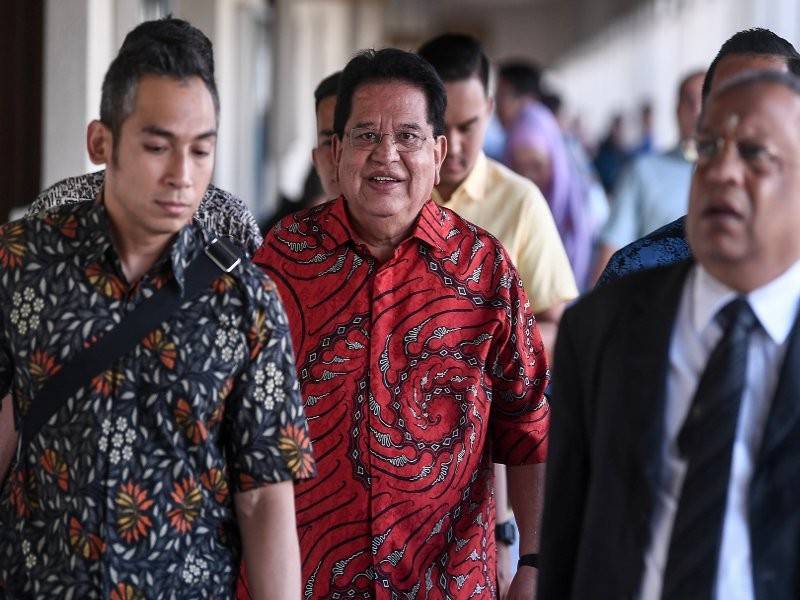  Bekas Menteri Wilayah Persekutuan Datuk Seri Tengku Adnan Tengku Mansor (tengah) tiba di Kompleks Mahkamah Kuala Lumpur hari ini bagi sebutan semula kes dua pertuduhan menerima rasuah berjumlah RM3 juta daripada dua individu berhubung permohonan menaikkan ratio plot berkaitan sebuah pembangunan di Jalan Semarak. - Foto Bernama