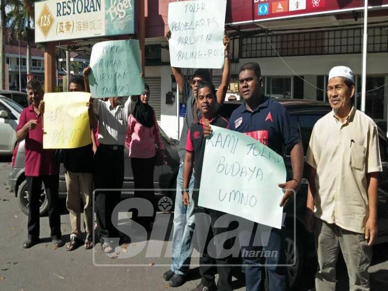 Sebahagian Ahli Bersatu melakukan protes di depan Pejabat Penyelaras Dun Bayu hari ini.