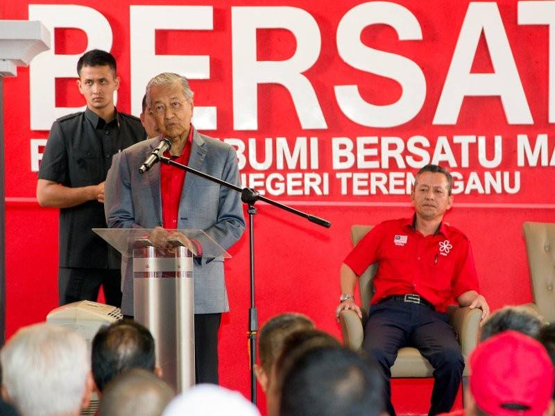 Perdana Menteri Tun Dr Mahathir Mohamad yang juga Pengerusi Parti Pribumi Bersatu Malaysia (Bersatu) menyampaikan ucapan perasmian Ibu Pejabat Bersatu negeri Terengganu di Ladang Tok Pelam hari ini. - Foto Bernama
