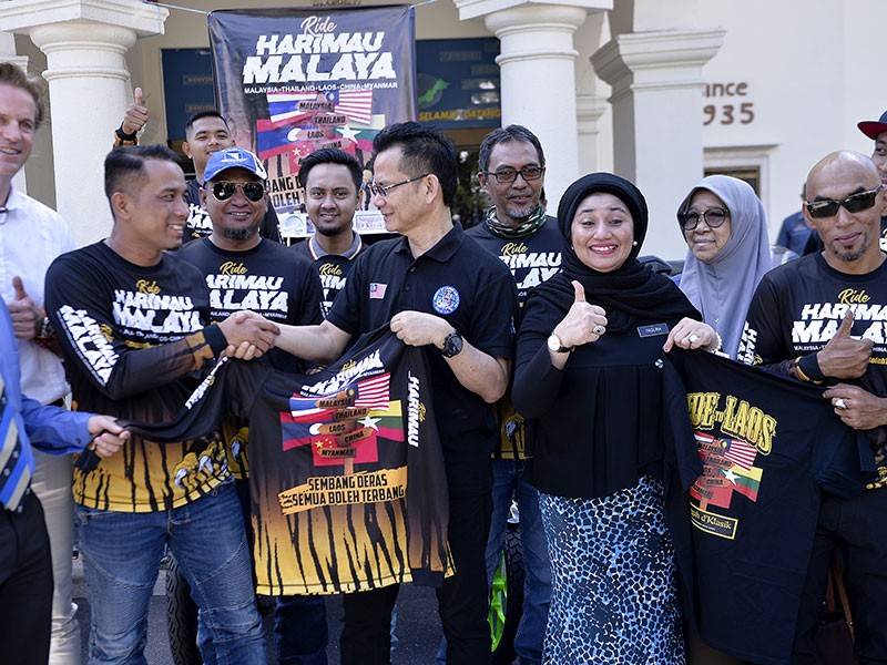 Ketua Setiausaha Kementerian Pelancongan, Seni dan Budaya Malaysia Datuk Rashidi Hasbullah (tengah) menerima cenderahati daripada Ketua Ekspedisi Abi Khalid Abdul Samad (tiga, kiri) pada Majlis Pelepasan Program 'Six Nations Ride' Indochina Asean Adventure Touring Malaysia di Pusat Pelancongan Malaysia (MATIC) hari ini. - Foto Bernama