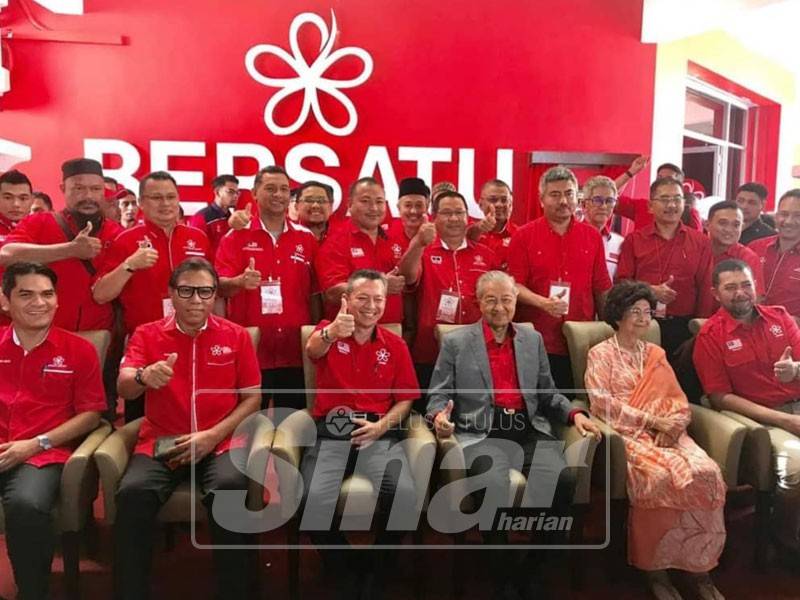 Razali (tiga, kiri) merakam gambar bersama Pengerusi PH, Tun Dr Mahathir Mohamad dan isteri, Tun Dr Siti Hasmah Mohamad Ali sempena lawatan kerja dan perasmian pejabat Bersatu Terengganu, di sini.