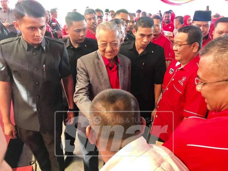 Dr Mahathir bersalaman bersama ahli Bersatu ketika tiba untuk merasmikan Pejabat Bersatu Terengganu sempena lawatan kerja ke Terengganu, hari ini.