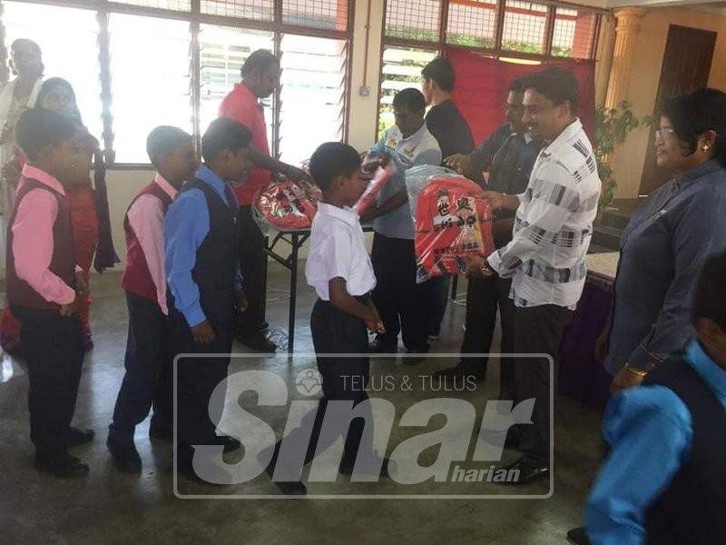 Tular gambar sumbangan beg sekolah yang disumbangkan Adun Jeram di sekolah dalam Dun Jeram.