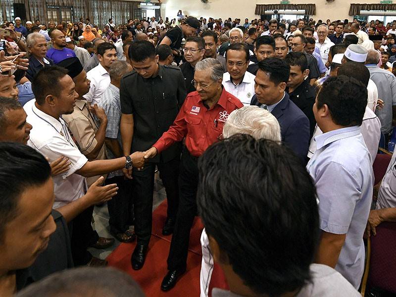 Perdana Menteri, Tun Dr Mahathir Mohamad (tengah) bersalaman bersama warga peladang, penternak dan nelayan negeri ini ketika hadir pada majlis ramah mesra bersama warga tani di Dewan Majlis Daerah Marang, hari ini. - Foto Bernama