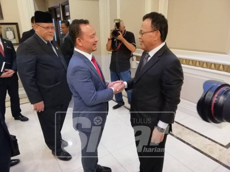 Maszlee bersalaman dengan Osman.