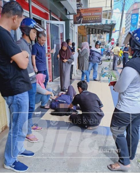 Gambar mangsa terbaring di hadapan sebuah klinik di Jalan Tok Lam, di sini, yang menjadi tular di laman sosial Facebook sejak tengahari tadi.
