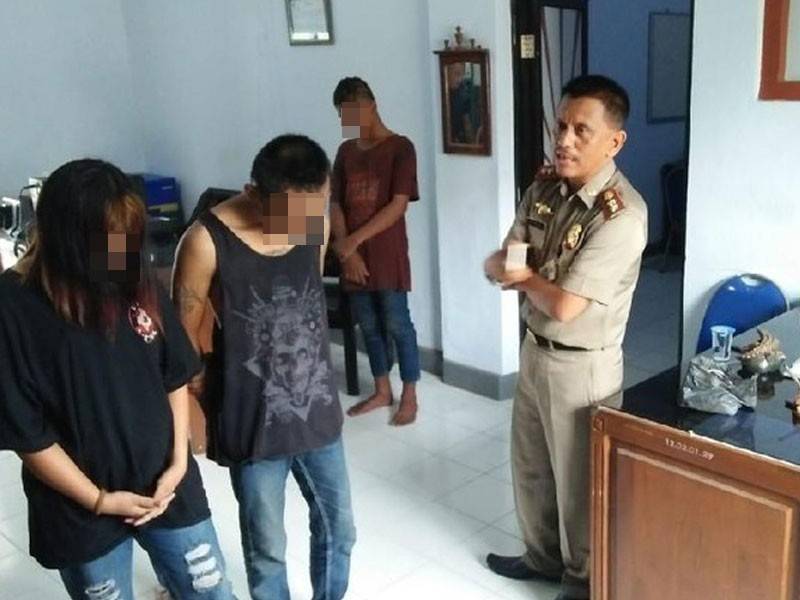 Pasangan remaja tersebut dibawa ke balai polis. Foto: Enggran Eko Budianto