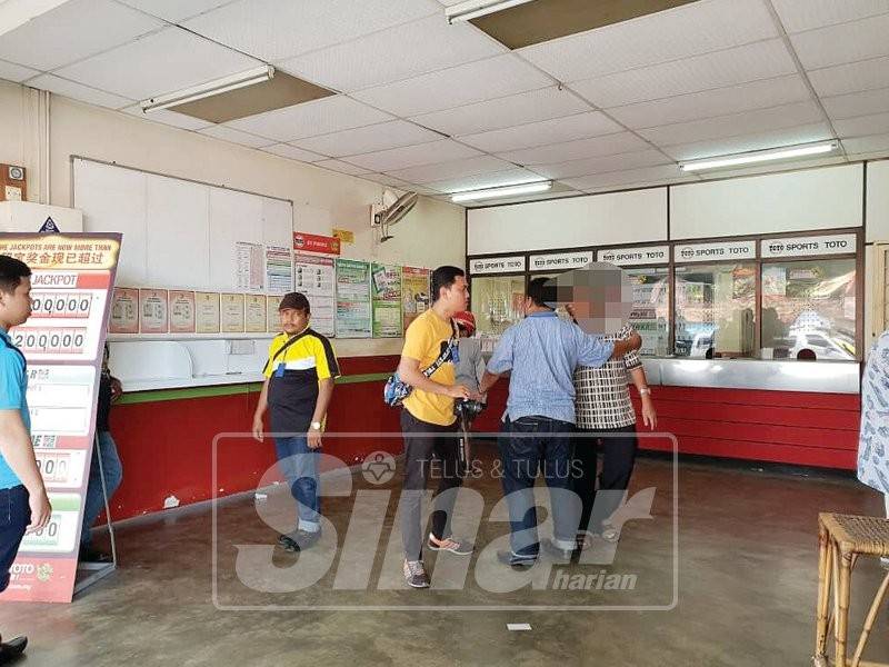 Anggota Jaim menahan seorang warga emas di sebuah kedai nombor ramalan di negeri ini, kelmarin.