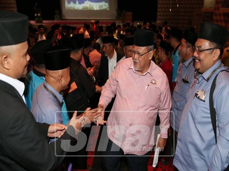 Aminolhuda bersalaman bersama penjawat awam yang hadir Perhimpunan Bulanan Mainj.