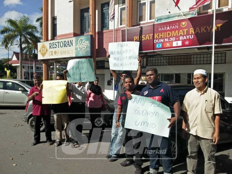 Sebahagian Ahli Bersatu melakukan protes di depan Pejabat Penyelaras Dun Bayu semalam.