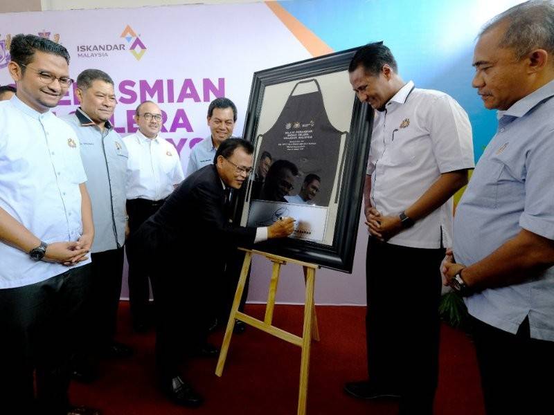 Osman menyempurnakan gimik perasmian Medan Selera Iskandar Malaysia.