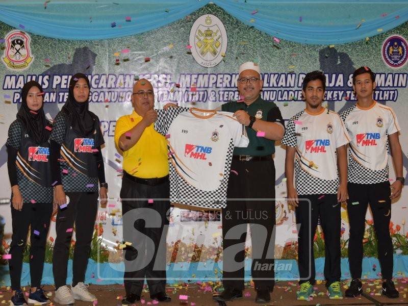 Wan Sukairi (tiga, kanan) dan Presiden Persatuan Hoki Terengganu, Mohamad Saberi Salleh (tiga, kiri) memperkenalkan jersi musim baharu pasukan THT, TLHT bagi Liga Hoki Malaysia 2019.