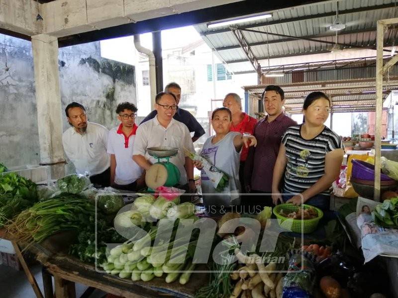 Cheong Chee Khing (tiga, kiri) bersama jawatankuasa Pusat Khidmat Ipoh Barat ketika meninjau keadaan Pasar Awam Falim.