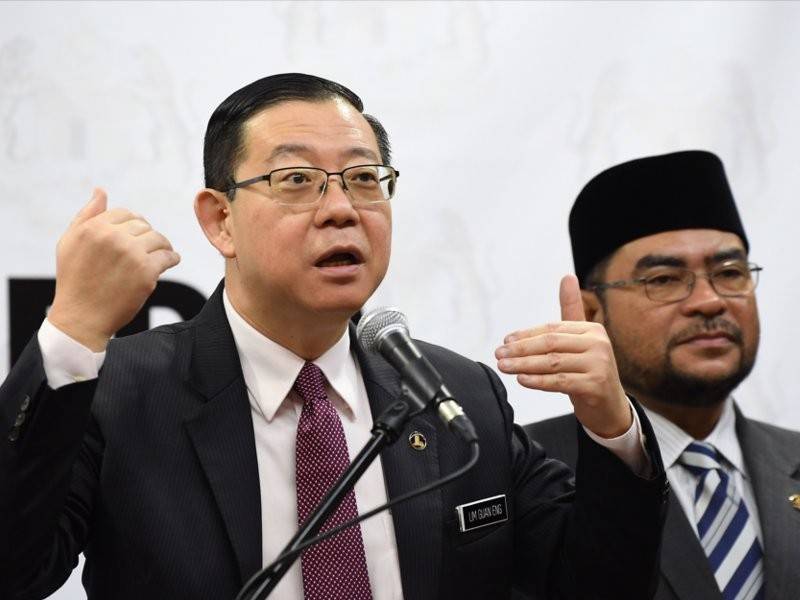 Menteri Kewangan Lim Guan Eng (kiri) semasa sesi sidang media pada Majlis Penyerahan Cek Kepada Sekolah Pondok Berdaftar di Kementerian Kewangan hari ini. - Foto Bernama