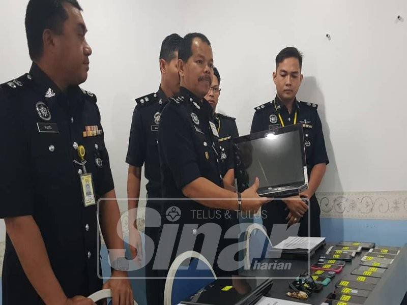 Othman menunjukkan barang kes yang dirampas pada sidang media terbabit, sekaligus menyelesaikan 20 kes pecah rumah di sekitar Beserah dan Balok di IPK hari ini.