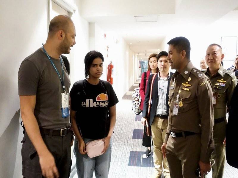  Qanun (dua kiri) diiringi pegawai UNHCR ketika mahu meninggalkan Lapangan Terbang Antarabangsa Suvarnabhumi di Bangkok. 