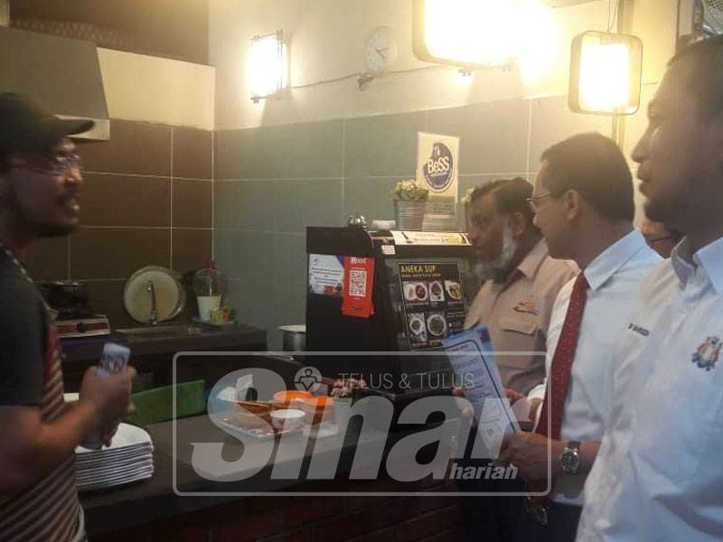 Dari kanan; Sahruddin, Amran dan Selahudeen ketika bertemu antara peniaga makanan di Plaza Larkin sambil mengedarkan risalah