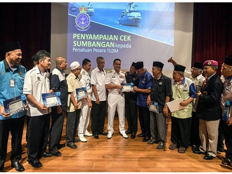 Mohd Reza (tengah) beramah mesra bersama Persatuan Pesara TLDM selepas menyampaikan sumbangan cek pada Majlis Perutusan Ulung dan Amanat TLDM Tahun 2019 di Wisma Pertahanan, hari ini. - Foto Bernama