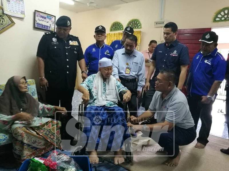 Amran (dua, kiri) beramah mesra dengan Zaliah (kiri) dan Abdul Aziz ketika lawatan ke rumah mereka di Peramu Jaya 3, hari ini.