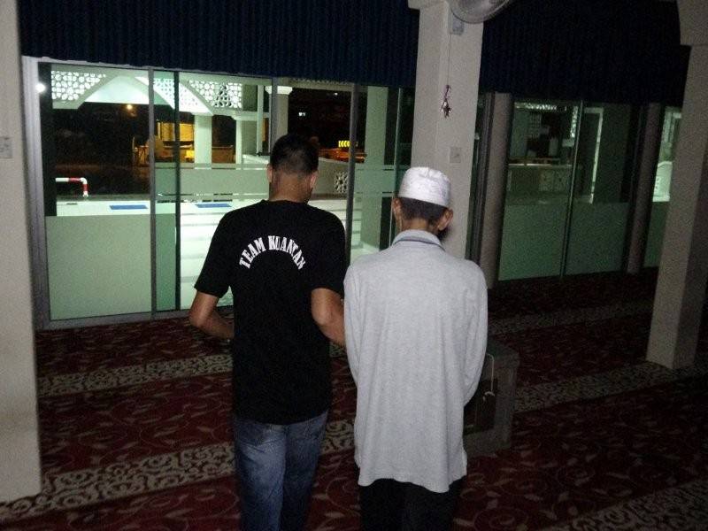 Siak masjid ‘lalok’ di dalam masjid awal pagi tadi. - Foto ihsan AADK Kuantan.