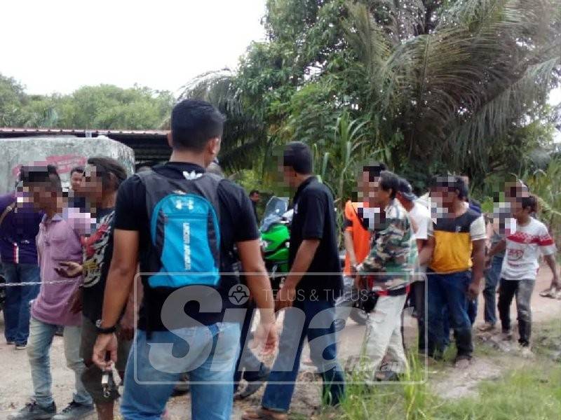 Seorang penjawat awam antara 24 individu ditahan AADK dalam serbuan di port penagihan dadah di Kampung Kuala Sala kira-kira jam 8 pagi semalam.