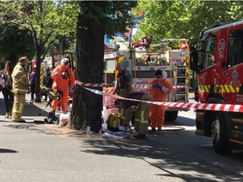 Pasukan kecemasan menjalankan siasatan di sekitar lokasi konsulat India dan Perancis di Melbourne.- Foto Reuters