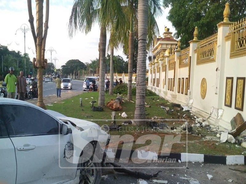 Kereta milik lelaki yang dipercayai melarikan diri selepas melanggar tembok istana.