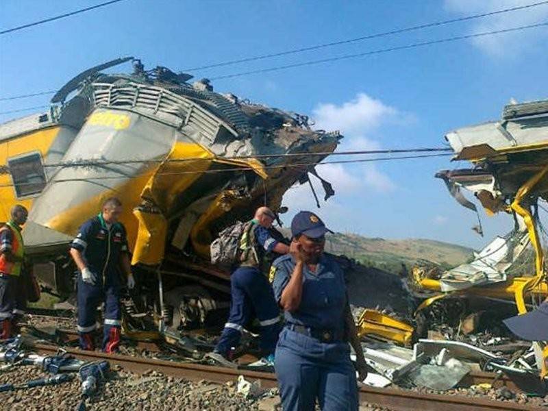 Dua kereta api penumpang bertembung di Pretoria, semalam. - Foto Chris Botha, Netcare Limited
