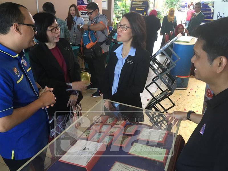 Exco Wanita, Pembangunan Keluarga, Hal Ehwal Kebajikan dan Orang Asli negeri, Ginie Lim (dua, kanan) merasmikan Program Bertemu Pelanggan dan Hari Terbuka JPN, di Kompleks KDN di Ayer Keroh, di sini.