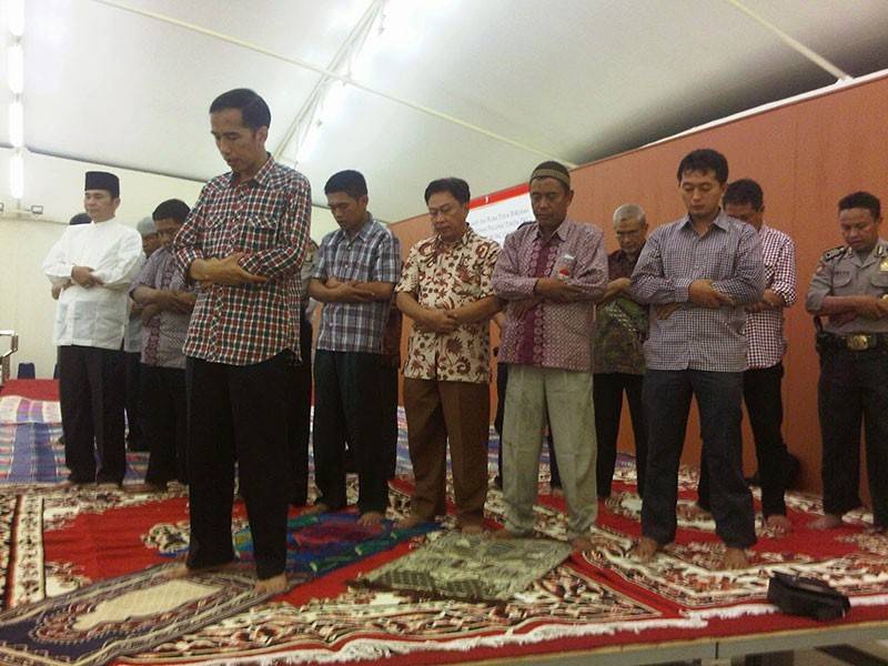 Jokowi pernah dikritik kerana didakwa tidak lancar membaca surah al-Fatihah semasa memimpin solat pada Pilpres 2014.