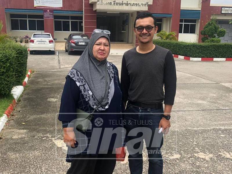 Siti Zubaidah dan Wan Mohd Amirul Afiq selepas berurusan di Pusat Tahanan Nathawee, Songkla.