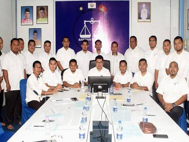 Mohd Zafpri (duduk, tiga kiri) bersama barisan Exco Pemuda Marang.
