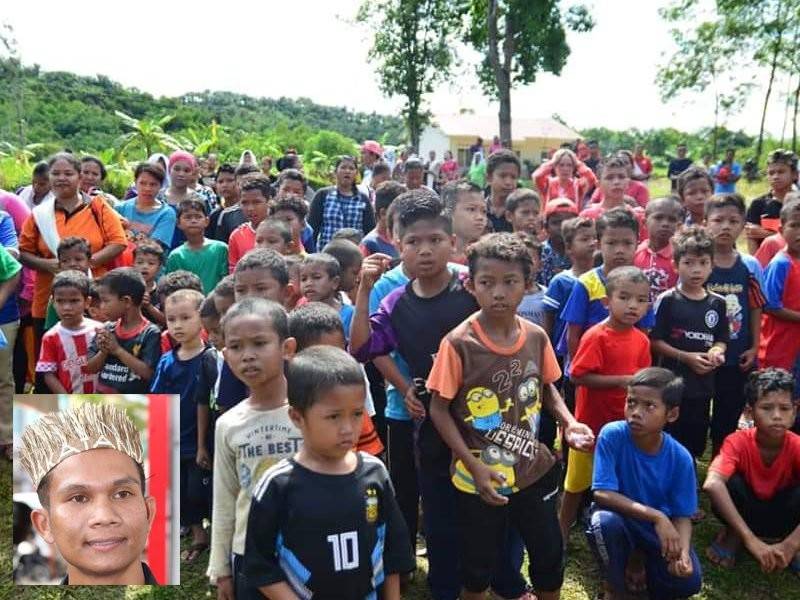 Masyarakat Orang Asli di Kuala Betis juga turut bergantung kepada hasil hutan. Gambar kecil, Nasir.
