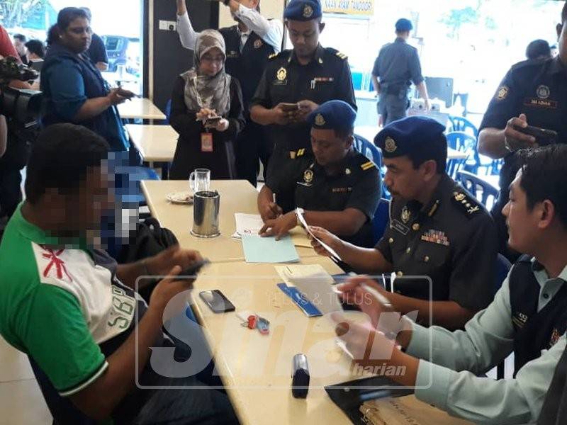 Beberapa restoran sekitar Bukit Tinggi yang diperiksa bagi memastikan sentiasa mematuhi undang-undang dalam operasi bersepadu, hari ini.
