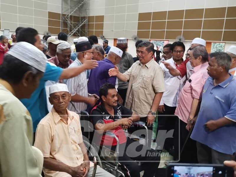 Antara veteran tentera dan orang ramai yang hadir dan tidak melepaskan peluang bersama Mohamad dalam majlis tersebut.
