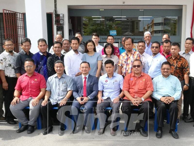 Maszlee (duduk, tiga kiri) selepas melakukan perjumpaan bersama ketua-ketua kampung di Parlimen Simpang Renggam.