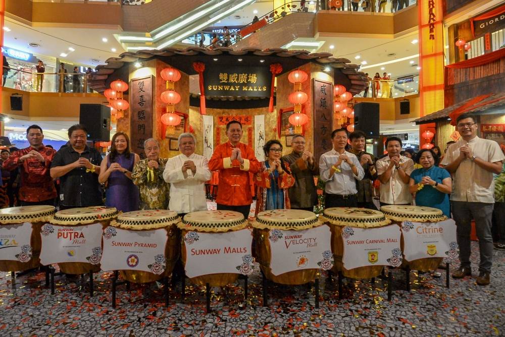 
Chan (tengah) bersama tetamu yang hadir pada pelancaran Sambutan Tahun Baharu Lunar Sunway Mall.