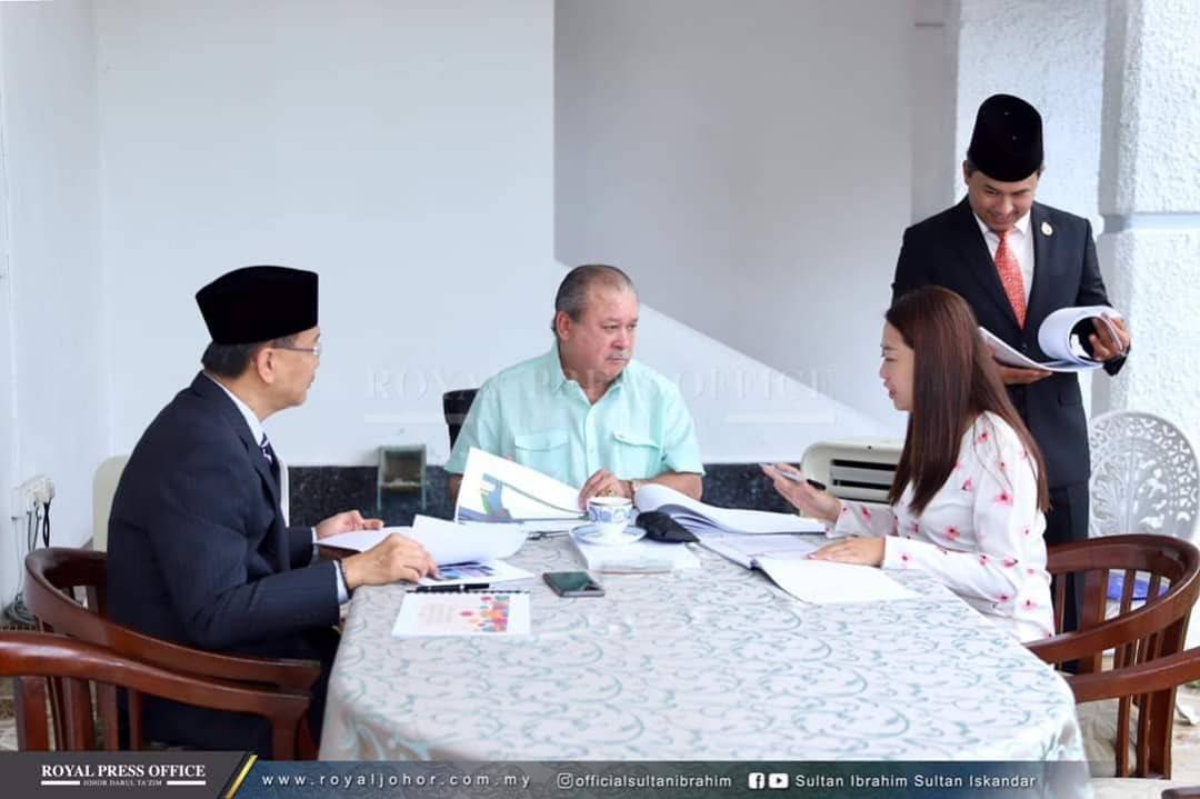 Cai Tung (kanan) ketika bertemu dengan Sultan Ibrahim (tengah)