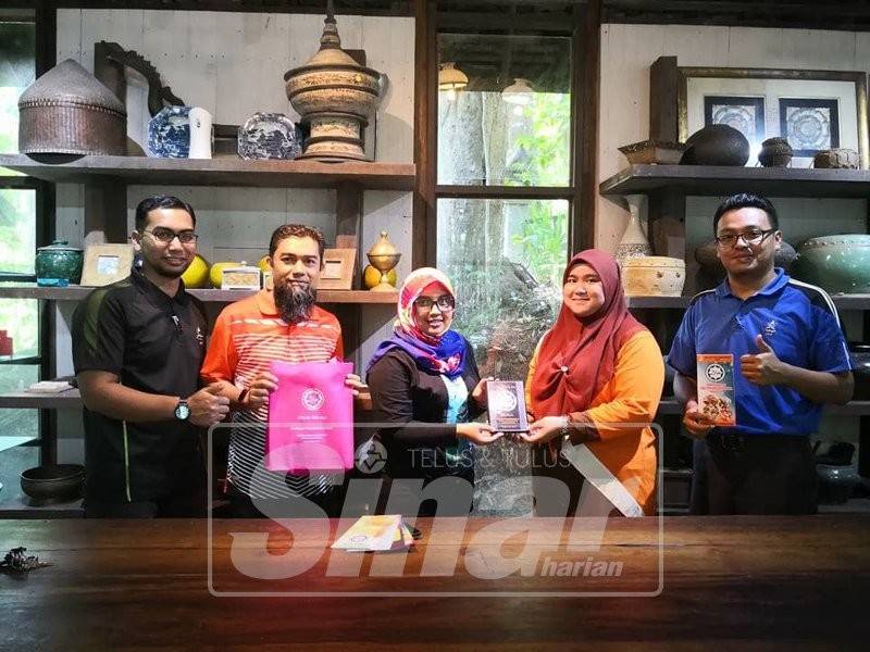 Penyerahan cenderamata kepada wakil hotel dan resort pada kempen promosi halal, kelmarin.