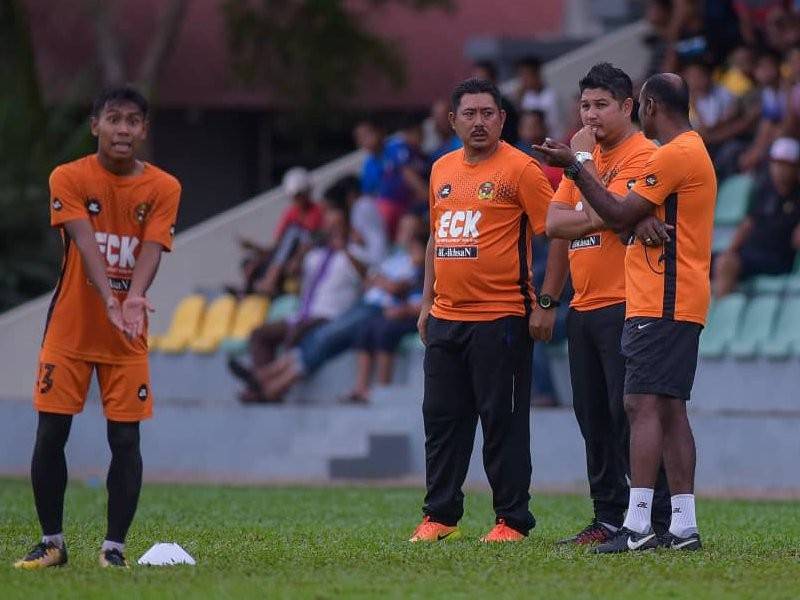 Aidil Sharin (dua, kanan) memerhati corak permainan pemain muda, Mohd Fayadh Zulkifli Amin yang diserapkan dari Skuad Piala Presiden ke Liga Super Kedah musim 2019 pada sesi latihan baru-baru ini. Foto: AHMAD ZAKI OSMAN